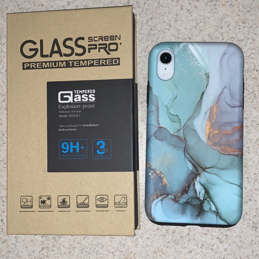 iPhone XR case with 2 screen protectors
